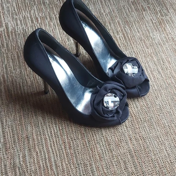 Shoes - Picture 4 of 4